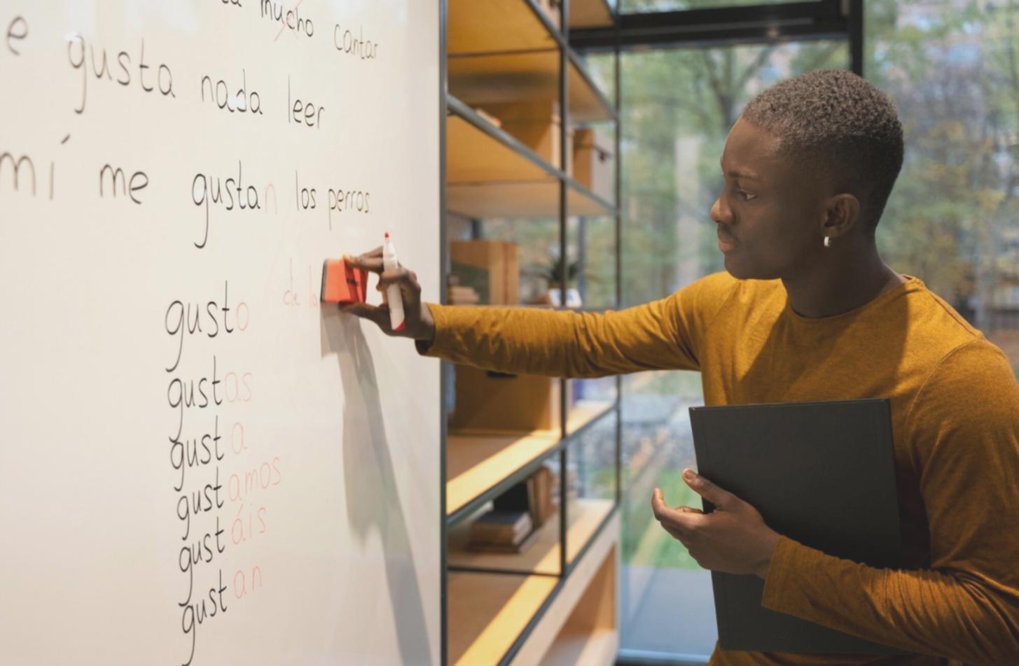 Interaktive Gruppenarbeit während des Verhandlungstrainings