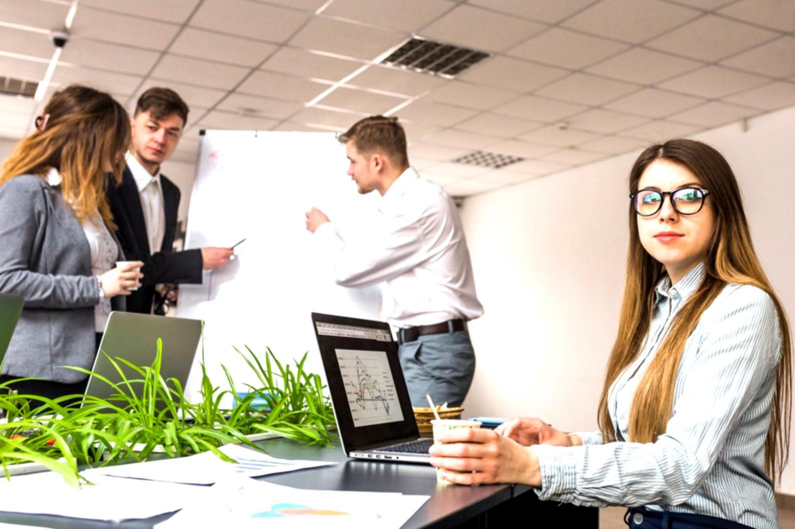 Professionelles Verhandlungstraining in modernem Seminarraum